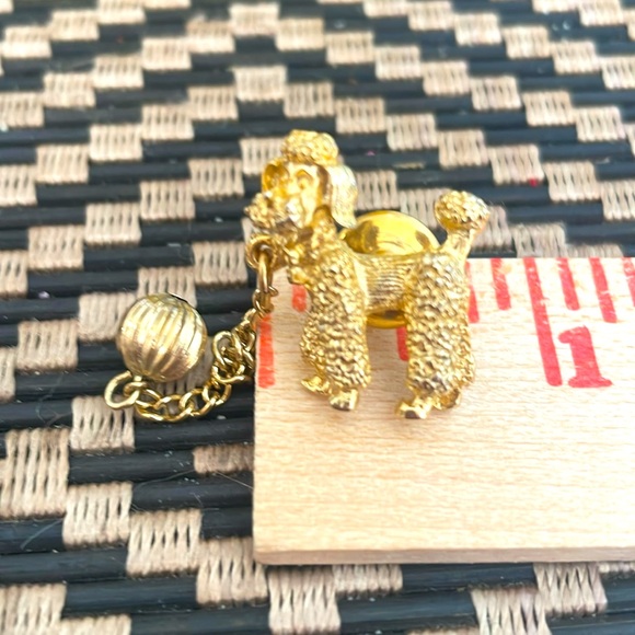 Vintage Gold Tone Poodle Dog with Chain Lapel Pin. - Picture 6 of 6